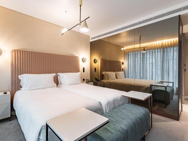 LUSTER Hotel : photo 6 de la chambre chambre lits jumeaux - vue sur ville