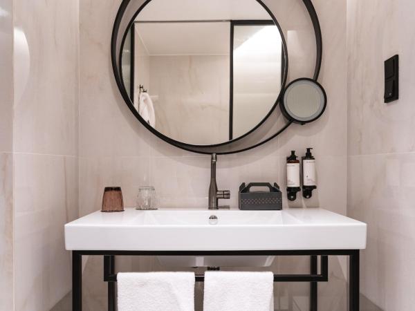 LUSTER Hotel : photo 7 de la chambre chambre lits jumeaux - vue sur ville