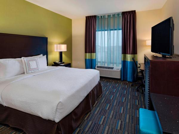 Fairfield Inn and Suites by Marriott Austin Northwest/Research Blvd : photo 1 de la chambre chambre lit king-size