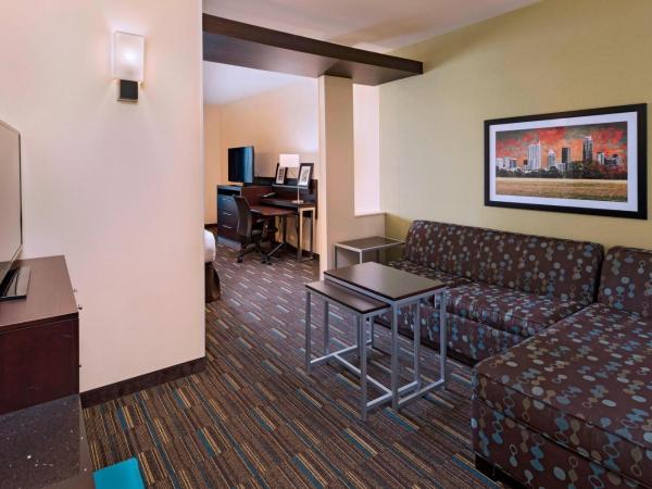 Fairfield Inn and Suites by Marriott Austin Northwest/Research Blvd : photo 2 de la chambre studio lit king-size avec canapé-lit