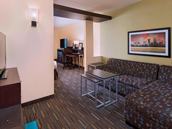 Fairfield Inn and Suites by Marriott Austin Northwest/Research Blvd : photo 4 de la chambre studio lit king-size avec canapé-lit