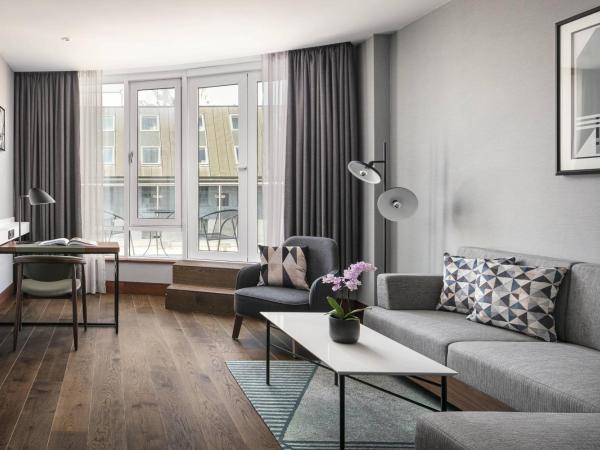 Prague Marriott Hotel : photo 4 de la chambre suite club 1 chambre lit king-size avec balcon et accès au m club