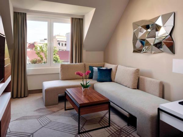 Prague Marriott Hotel : photo 4 de la chambre suite lit king-size en duplex avec accès au m club