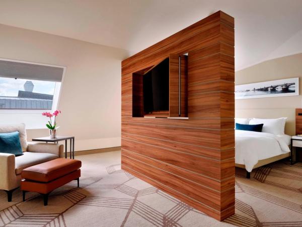 Prague Marriott Hotel : photo 2 de la chambre suite lit king-size en duplex avec accès au m club