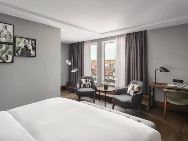 Prague Marriott Hotel : photo 1 de la chambre chambre club lit king-size avec balcon et accès au m club