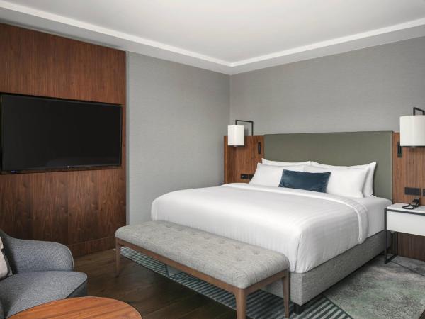 Prague Marriott Hotel : photo 2 de la chambre chambre club lit king-size avec balcon et accès au m club