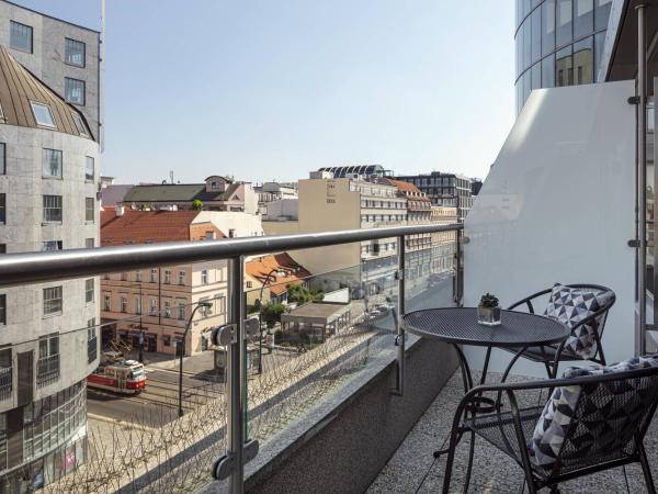 Prague Marriott Hotel : photo 5 de la chambre chambre club lit king-size avec balcon et accès au m club