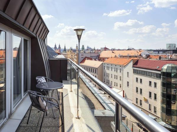 Prague Marriott Hotel : photo 4 de la chambre chambre club lit king-size avec balcon et accès au m club