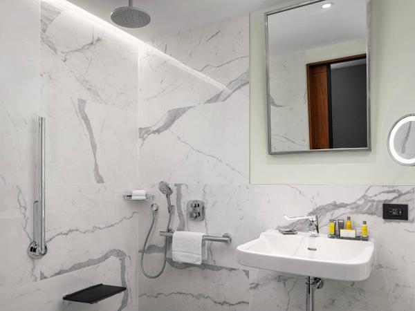 Prague Marriott Hotel : photo 7 de la chambre chambre club lit king-size avec accès au m club