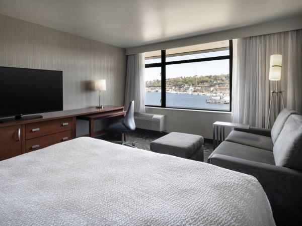 Courtyard Seattle Downtown/Lake Union : photo 1 de la chambre chambre lit king-size avec canapé-lit - vue sur lac