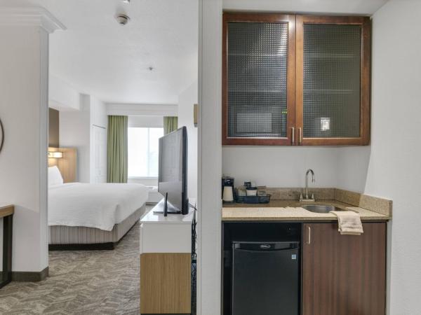 SpringHill Suites by Marriott Sacramento Natomas : photo 5 de la chambre suite lit king-size avec canapé-lit et lit gigogne