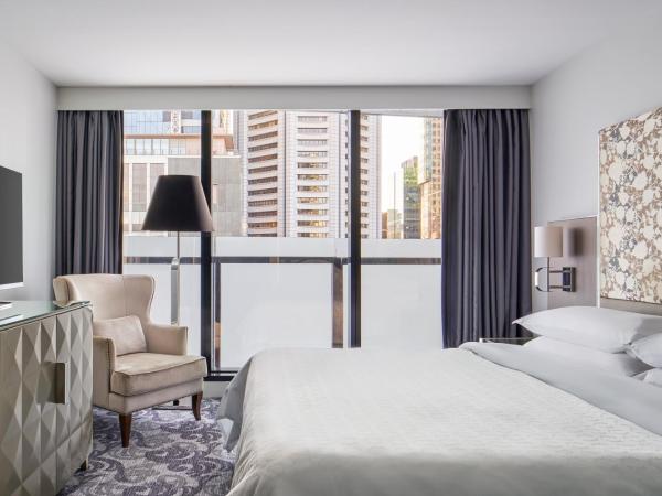 Sheraton Melbourne Hotel : photo 4 de la chambre chambre lit king-size deluxe plus spacieuse - vue sur ville