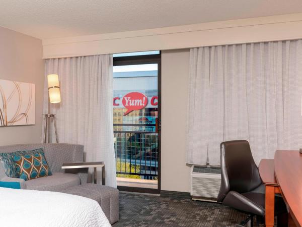 Courtyard Louisville Downtown : photo 1 de la chambre guest room, 1 king, sofa bed, skyline view, balcony