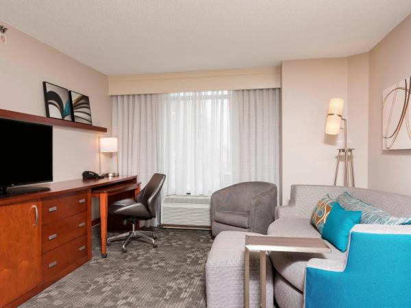 Courtyard Louisville Downtown : photo 5 de la chambre suite lit king-size et canapé-lit