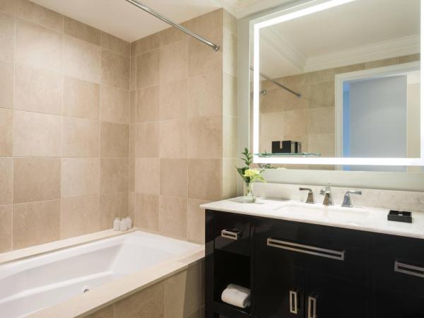 The Ritz-Carlton, Philadelphia : photo 4 de la chambre suite 1 chambre lit king-size plus spacieuse de luxe avec salle de bains et toilettes séparées avec lavabo - accès au salon club