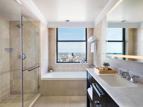 The Ritz-Carlton, Philadelphia : photo 1 de la chambre suite 1 chambre lit king-size plus spacieuse de luxe avec salle de bains et toilettes séparées avec lavabo - accès au salon club