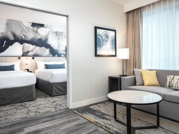 Delta Hotels by Marriott Vancouver Downtown Suites : photo 1 de la chambre suite deluxe avec 2 lits queen-size et canapé-lit - vue sur ville