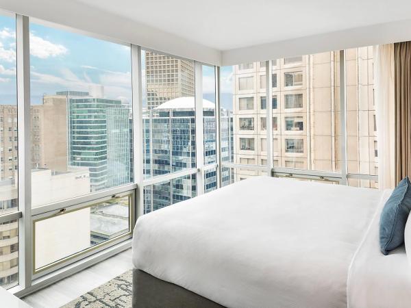 Delta Hotels by Marriott Vancouver Downtown Suites : photo 1 de la chambre suite d’angle deluxe 1 lit king size et canapé-lit - vue sur ville