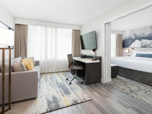 Delta Hotels by Marriott Vancouver Downtown Suites : photo 1 de la chambre suite lit king-size et canapé-lit