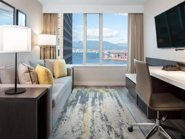 Delta Hotels by Marriott Vancouver Downtown Suites : photo 1 de la chambre suite lit king-size avec canapé-lit - vue partielle sur eau