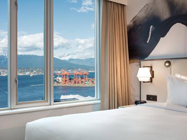 Delta Hotels by Marriott Vancouver Downtown Suites : photo 3 de la chambre suite lit king-size avec canapé-lit - vue partielle sur eau