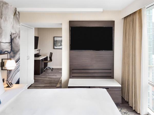 Delta Hotels by Marriott Vancouver Downtown Suites : photo 3 de la chambre suite d’angle deluxe 1 lit king size et canapé-lit - vue sur ville