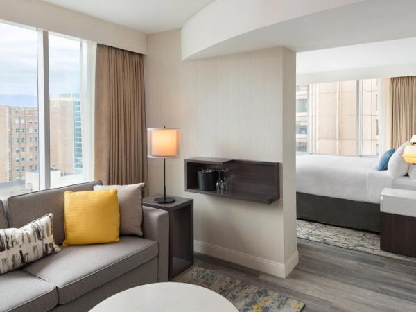 Delta Hotels by Marriott Vancouver Downtown Suites : photo 4 de la chambre suite d’angle deluxe 1 lit king size et canapé-lit - vue sur ville