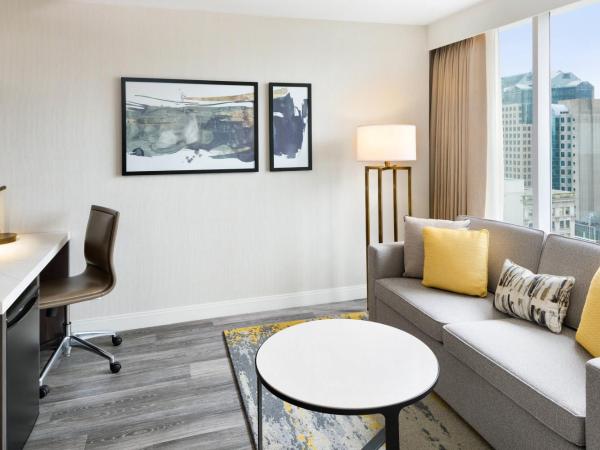 Delta Hotels by Marriott Vancouver Downtown Suites : photo 5 de la chambre suite d’angle deluxe 1 lit king size et canapé-lit - vue sur ville