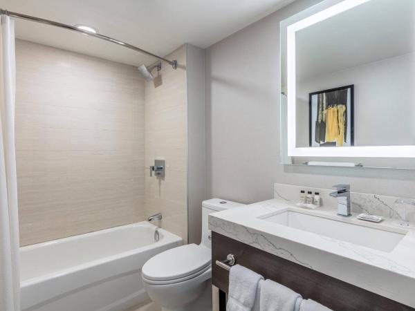 Delta Hotels by Marriott Vancouver Downtown Suites : photo 5 de la chambre suite lit king-size et canapé-lit