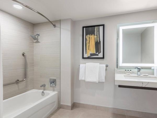 Delta Hotels by Marriott Vancouver Downtown Suites : photo 7 de la chambre suite lit king-size et canapé-lit