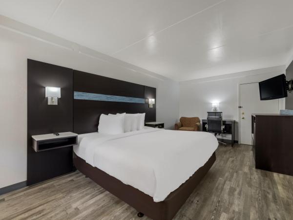 Quality Inn & Suites Airport : photo 7 de la chambre chambre lit king-size - accessible aux personnes à mobilité réduite/non-fumeurs