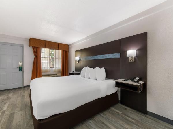 Quality Inn & Suites Airport : photo 7 de la chambre chambre traditionnelle lit king-size - non-fumeurs