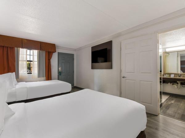 Quality Inn & Suites Airport : photo 5 de la chambre chambre 2 lits doubles - accessible aux personnes à mobilité réduite - non-fumeurs