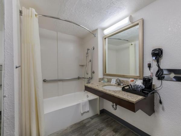 Quality Inn & Suites Airport : photo 6 de la chambre chambre 2 lits doubles - accessible aux personnes à mobilité réduite - non-fumeurs