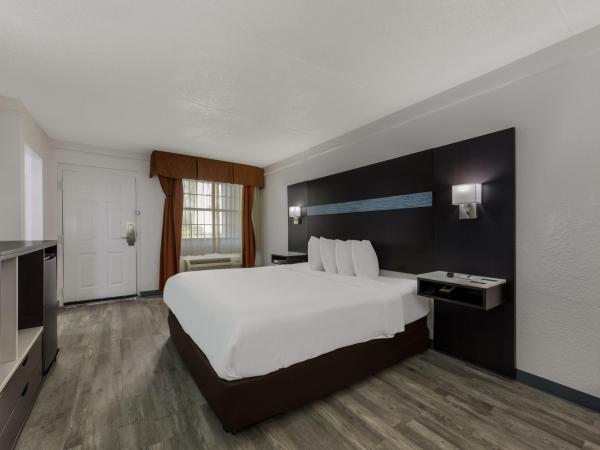 Quality Inn & Suites Airport : photo 4 de la chambre chambre lit king-size traditionnelle
