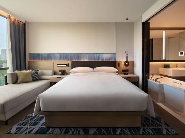 Guangzhou Marriott Hotel Nansha : photo 3 de la chambre chambre lit king-size deluxe - vue sur jardin