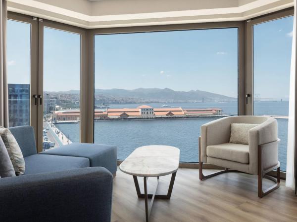 Izmir Marriott Hotel : photo 3 de la chambre suite junior avec accès au salon exécutif - vue sur mer