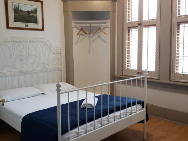 St. Clair Hotel Hostel : photo 1 de la chambre chambre double avec salle de bains commune