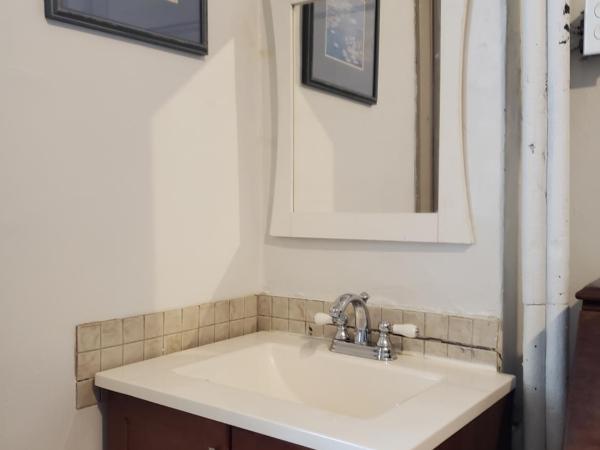 St. Clair Hotel Hostel : photo 4 de la chambre hébergement lits superposés triples avec salle de bains commune