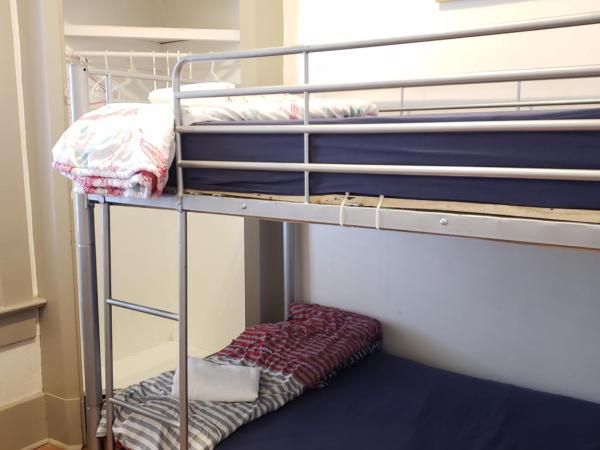 St. Clair Hotel Hostel : photo 1 de la chambre chambre quadruple avec salle de bains commune - lit double superposé