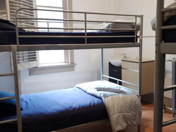 St. Clair Hotel Hostel : photo 5 de la chambre chambre quadruple avec salle de bains commune - lit double superposé