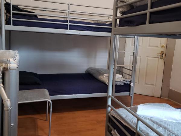 St. Clair Hotel Hostel : photo 4 de la chambre chambre quadruple avec salle de bains commune - lit double superposé