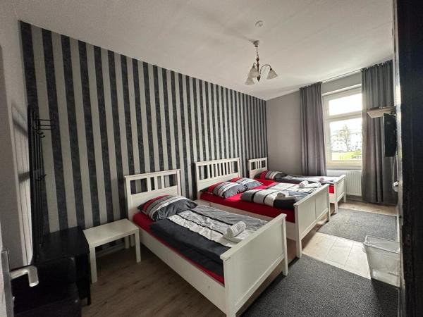 Adam's Hostel - Self Check-In & Only Private Rooms : photo 1 de la chambre chambre familiale avec salle de bains commune