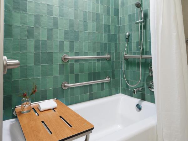 Kimpton Hotel Enso, an IHG Hotel : photo 1 de la chambre chambre lit king-size avec baignoire accessible aux personnes à mobilité réduite et terrasse semi-privée