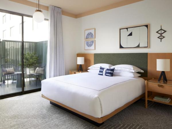 Kimpton Hotel Enso, an IHG Hotel : photo 1 de la chambre chambre lit king-size avec baignoire accessible aux personnes à mobilité réduite et terrasse semi-privée