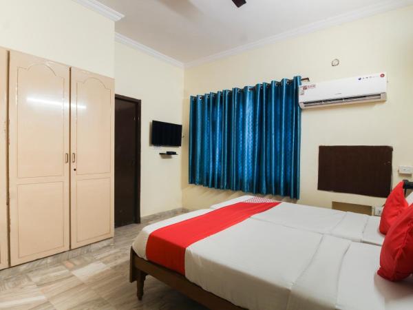 Collection O Hotel White House Silverkey Near Film nagar : photo 1 de la chambre chambre triple classique