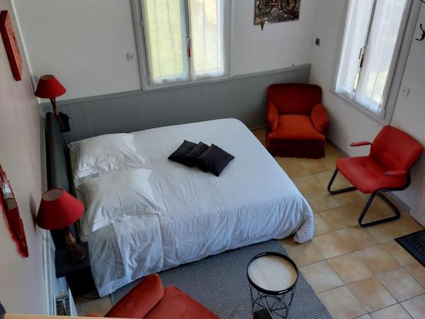 Chambres d'Hôtes de l'Ile du Saule : photo 3 de la chambre chambre familiale - vue sur jardin