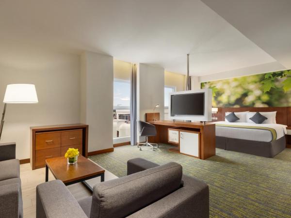 Wyndham Garden Muscat Al Khuwair : photo 1 de la chambre chambre exécutive lit king-size - non-fumeurs