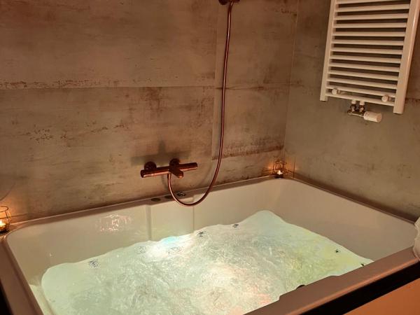 Hôtel Mademoiselle : photo 10 de la chambre chambre double avec baignoire spa