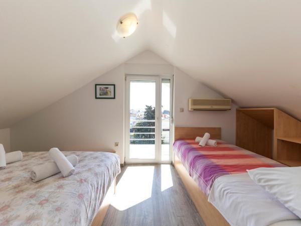 Guesthouse Villa Irena : photo 3 de la chambre appartement 1 chambre avec balcon